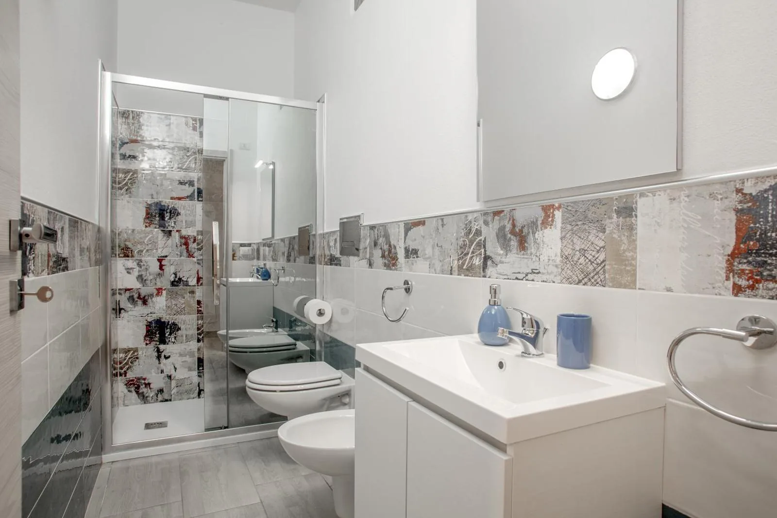 Bilocale Conti — Bagno con doccia