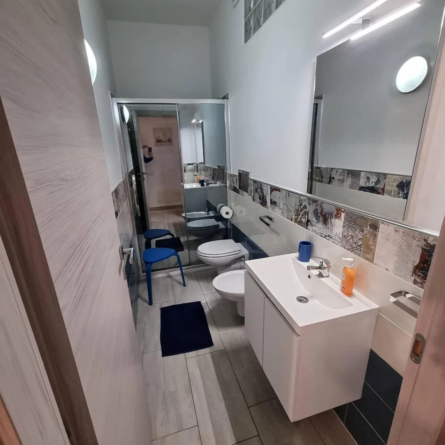 Bilocale Conti — Bagno con bidet e finestra