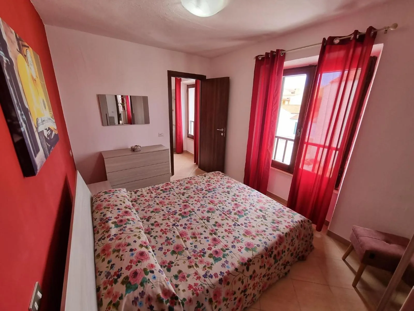 Casa Santa Lucia — Camera matrimoniale, vista sulla finestra
