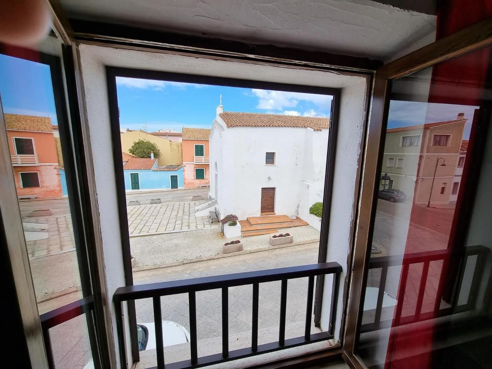 Casa Santa Lucia — Finestra con affaccio sui tetti del paese