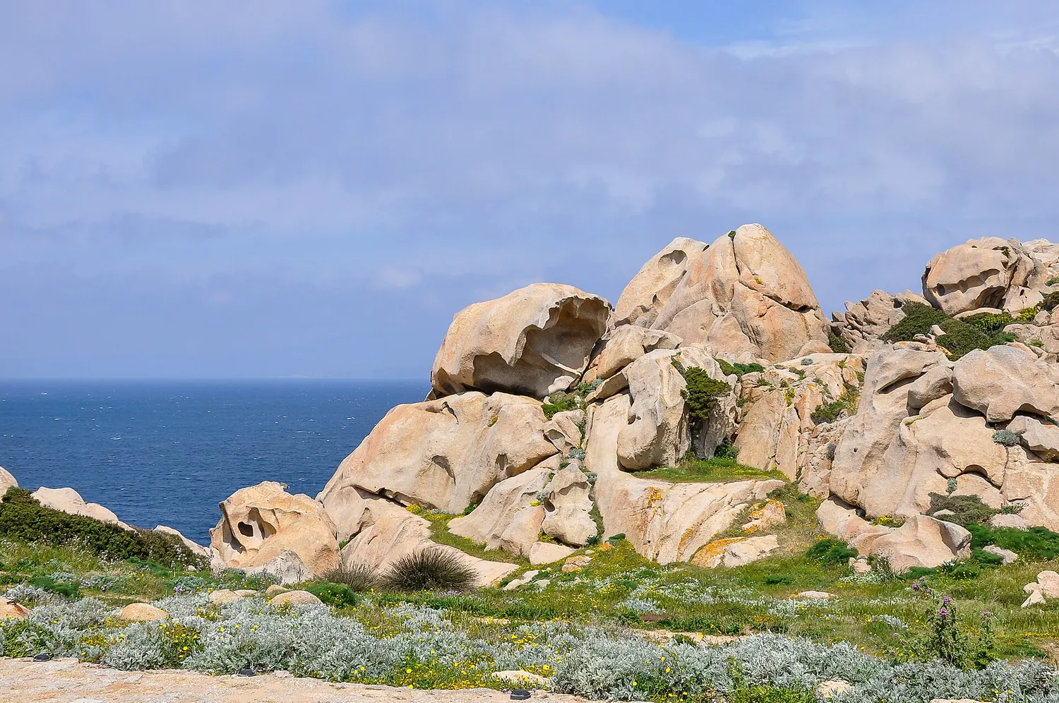 Le forme tondeggianti del granito di Capo Testa con il mare sullo sfondo