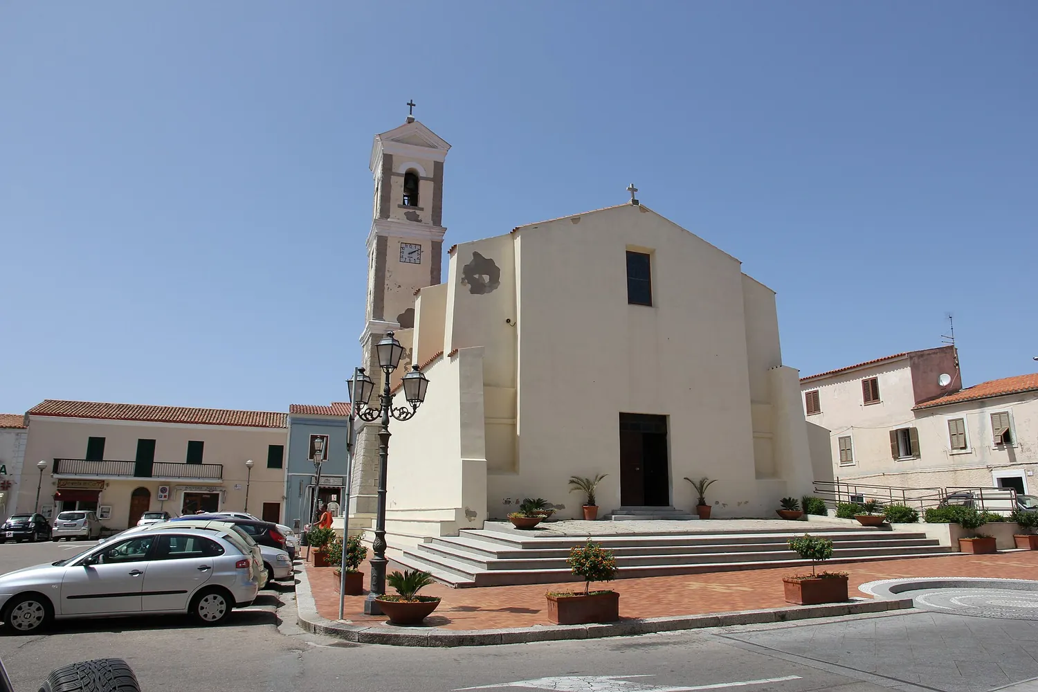 La facciata della chiesa parrocchiale di San Vittorio con il campanile