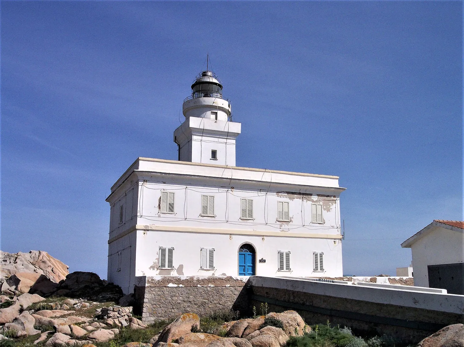 Il faro di Capo Testa affacciato sulle Bocche di Bonifacio