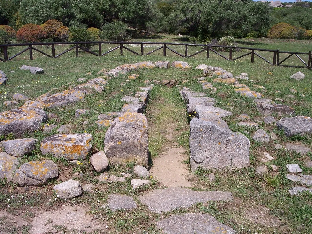 La tomba dei giganti di Lu Brandali con l'esedra di pietre infisse nel terreno