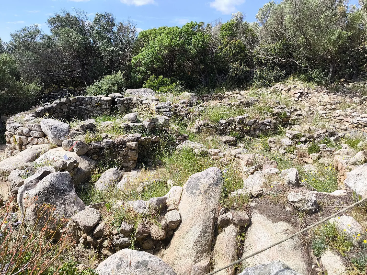 Le capanne in pietra del villaggio nuragico di Lu Brandali