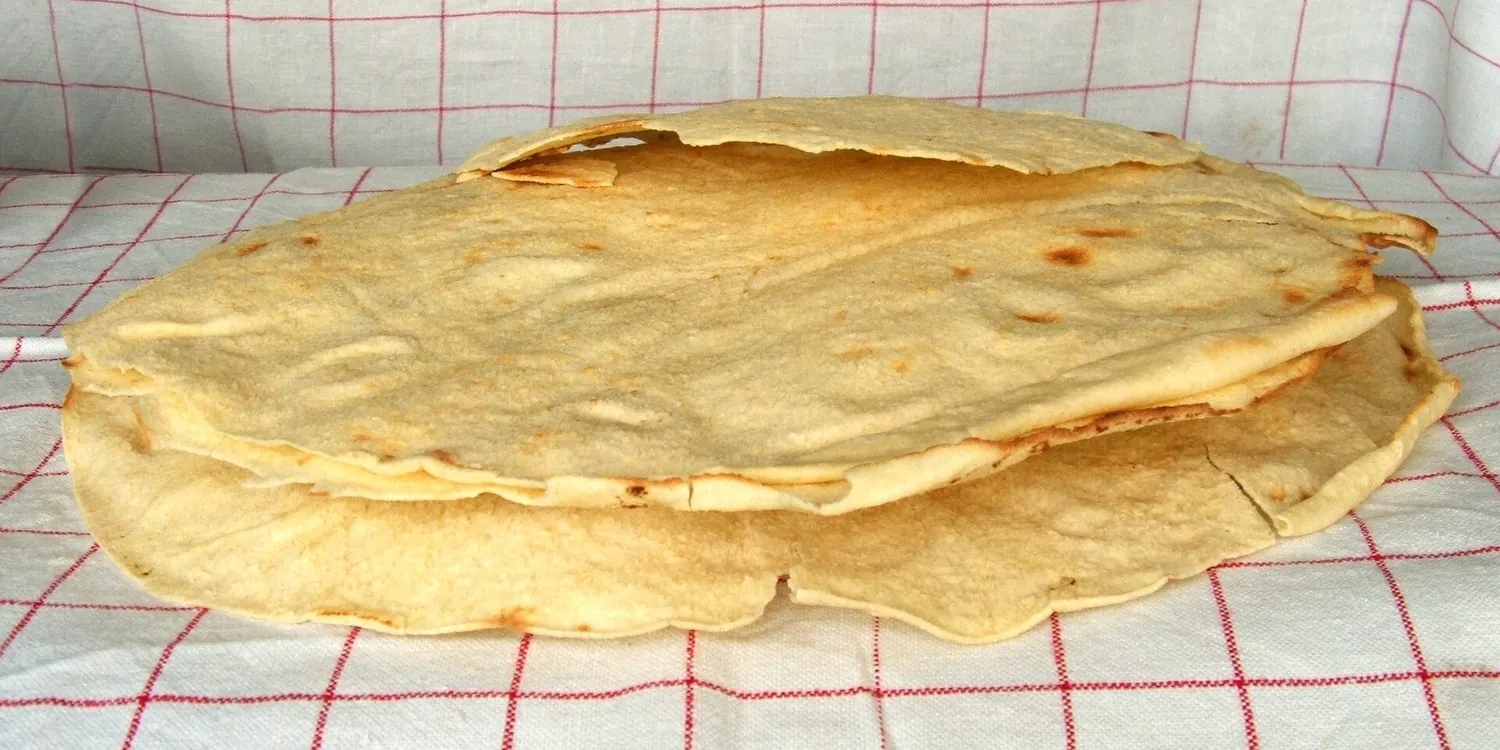 Sfoglie di pane carasau impilate su un canovaccio