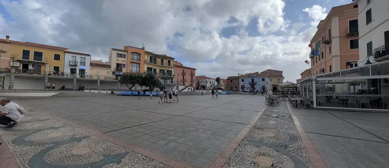 La piazza centrale di Santa Teresa Gallura con il mosaico della pavimentazione