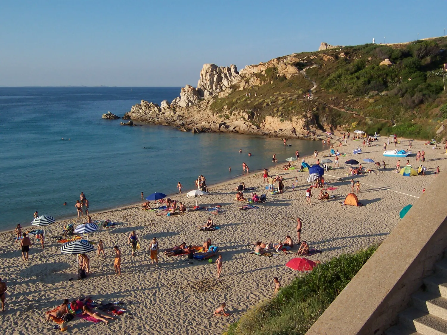 La spiaggia di Rena Bianca con la sabbia chiara e il promontorio roccioso