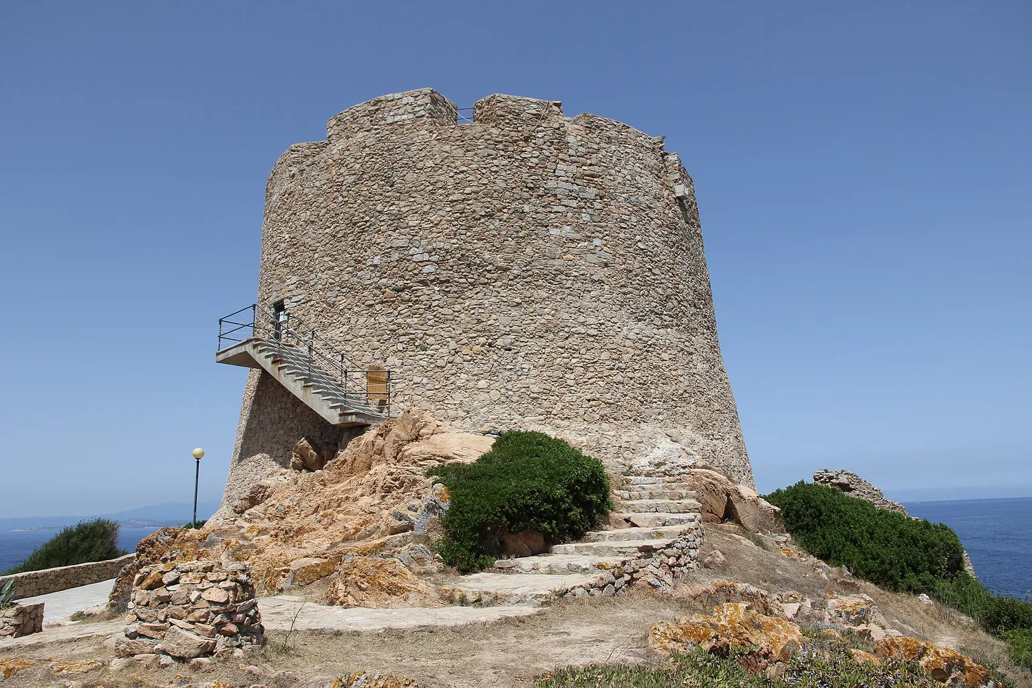 La muratura in pietra della torre di Longonsardo vista da vicino