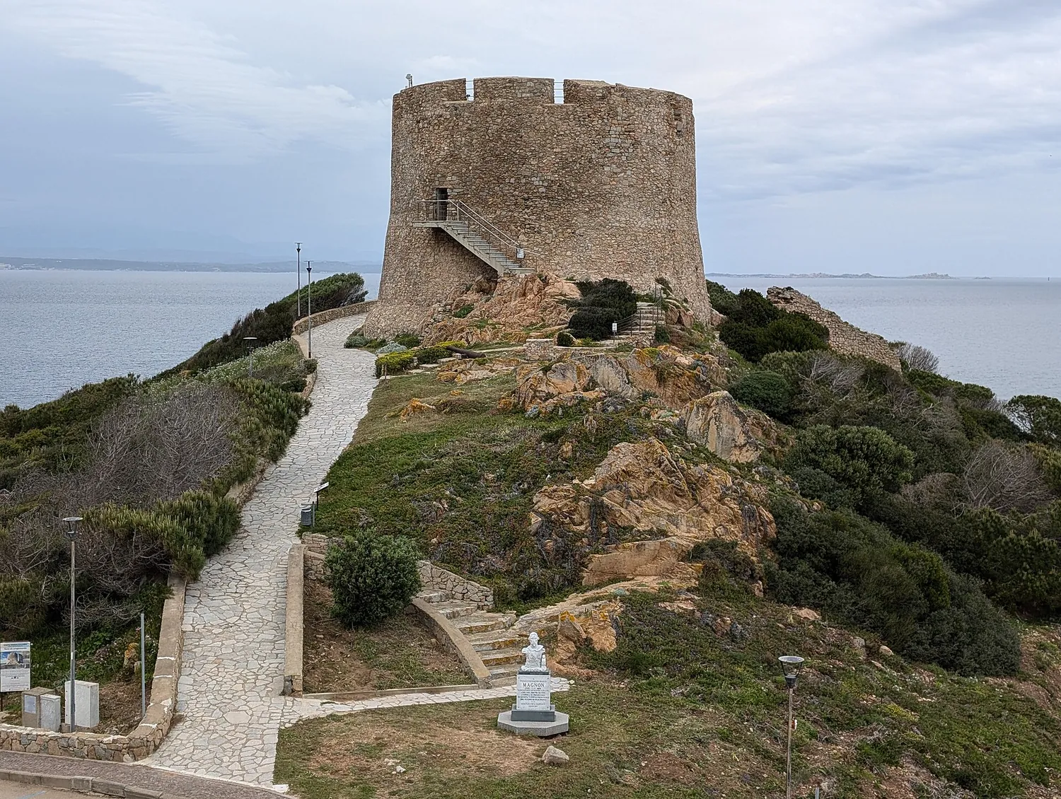 La torre di Longonsardo con il sentiero lastricato che sale al promontorio