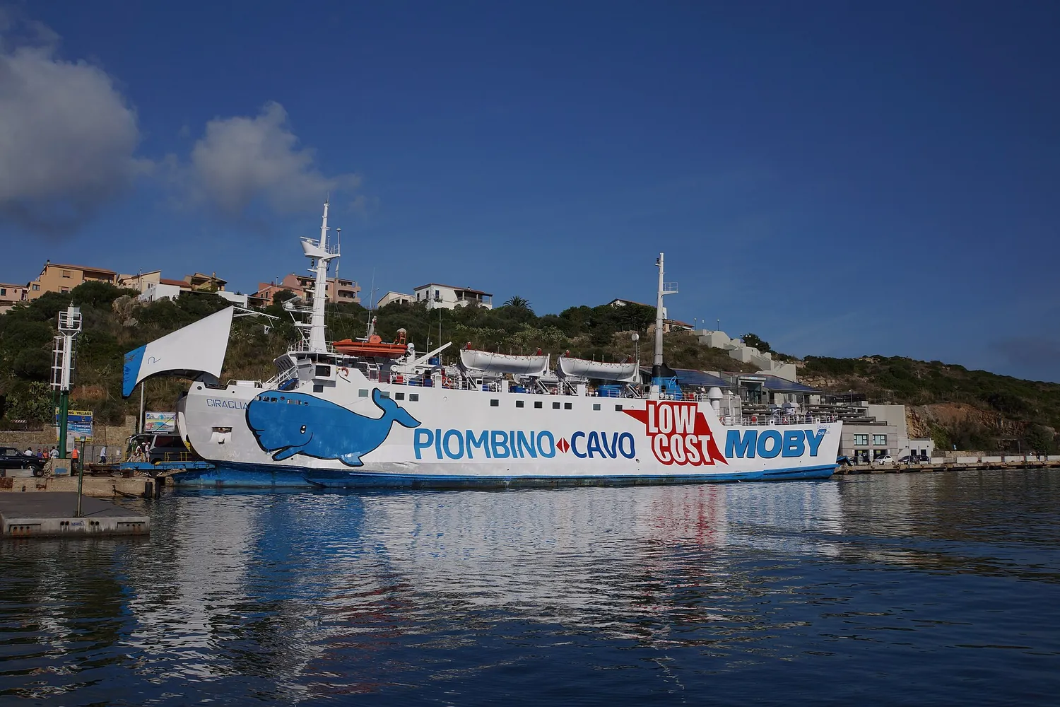 Un traghetto ormeggiato nel porto di Santa Teresa Gallura