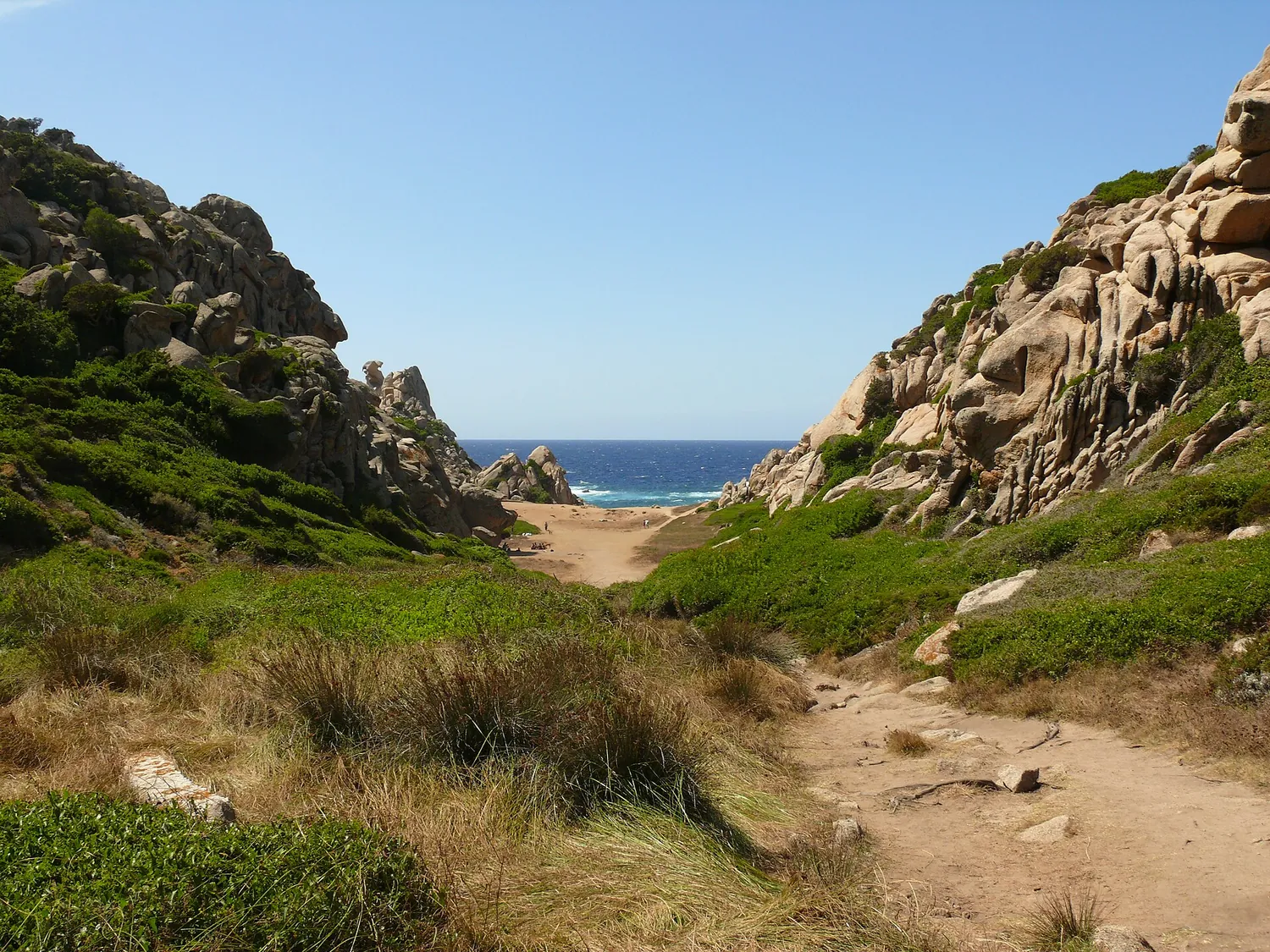 La Valle della Luna a Capo Testa, con i massi di granito che scendono verso il mare