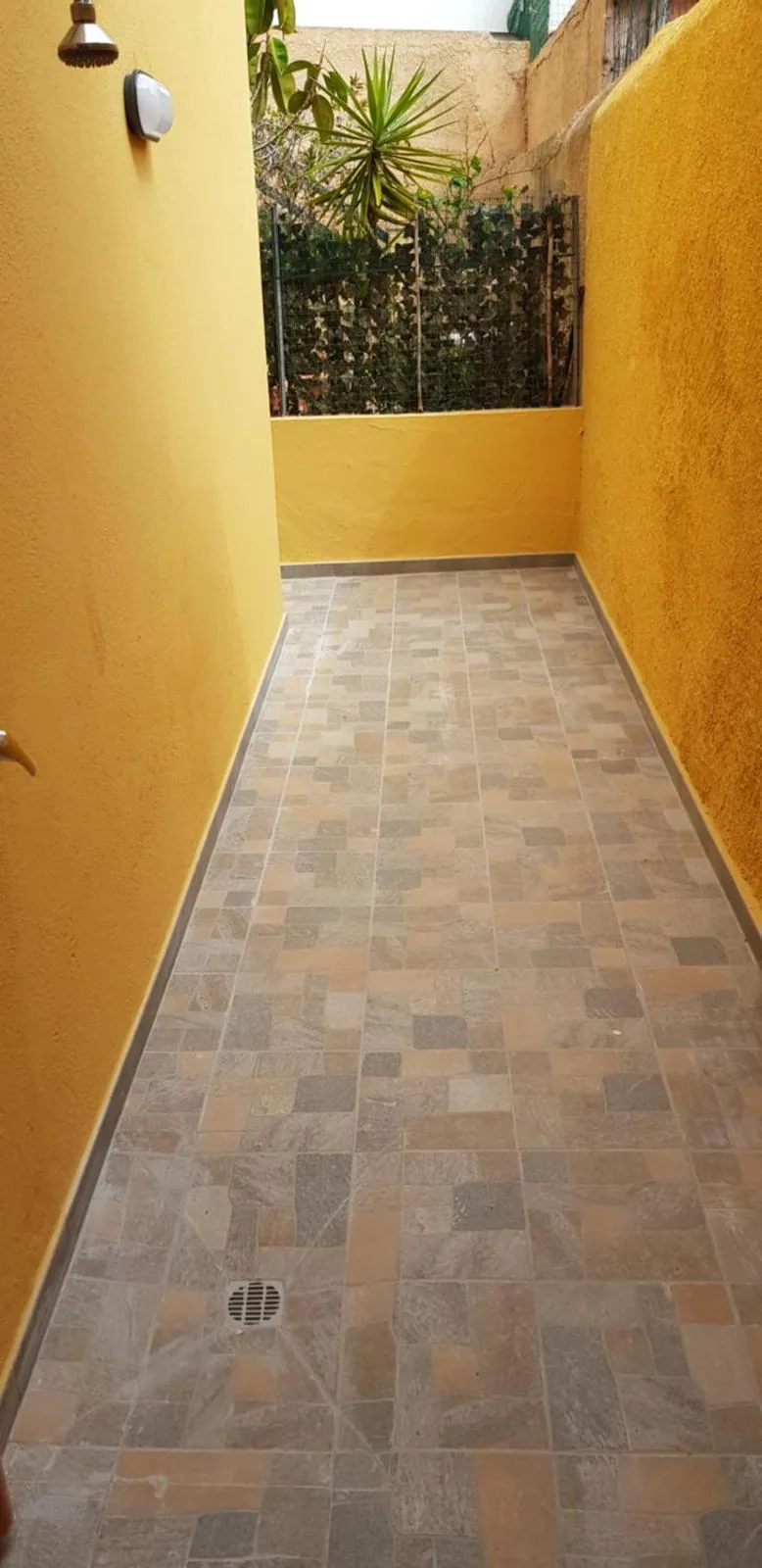 Trilocale Conti — Cortile con doccia esterna